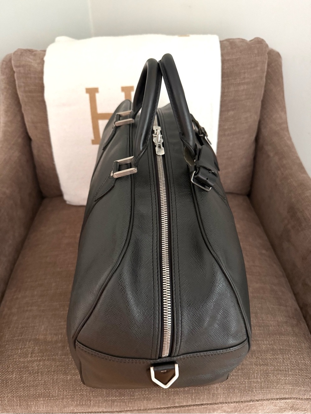 Authentic LOUIS VUITTON Taiga Kendall PM unisex travel bag M30122 LV black - Picture 9 of 15